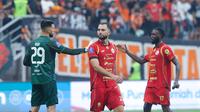 Pemain Persija Jakarta, Jordi Amat (tengah) usai pertandingan melawan Persita Tangerang&nbsp;pada pekan perdana BRI Super League 2025/2026 di Jakarta International Stadium, Minggu (10/8/2025). (Bola.com/M. Iqbal Ichsan)