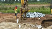 Teknologi vakum untuk mempercepat pengeringan tanah pada pembangunan jalan tol Trans Sumatera ruas Palembang–Indralaya. (Foto: Pebrianto Eko/Liputan6.com)