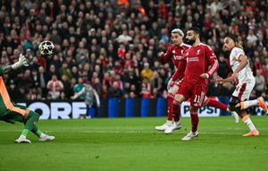 Kiper Galatasaray asal Turki #01 Ugurcan Cakir (kiri) melakukan penyelamatan di depan penyerang Liverpool asal Mesir #11 Mohamed Salah selama pertandingan leg kedua babak 16 besar Liga Champions UEFA antara Liverpool dan Galatasaray di Anfield, Liverpool, Inggris barat laut pada 19 Maret 2026. (Paul ELLIS/AFP)