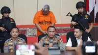 Konferensi pers penangkapan pria diduga melakukan penganiayaan terhadap sopir yang dituduh melakukan pencurian sawit. (Liputan6.com/M Syukur)