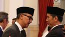 Presiden Joko Widodo memberikan ucapan selamat kepada Agus Gumiwang Kartasasmita usai dilantik sebagai Menteri Sosial di Istana Negara, Jakarta, Jumat (24/8).(Liputan6/Pool/Gar)