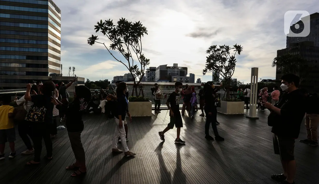 <p>Warga memanfaatkan waktu berlibur lebaran dengan mengunjungi Sarinah Jakarta, Jumat (6/5/2022). Warga Jakarta dan sekitarnya mengisi libur Idul Fitri 1443 H untuk berjalan jalan dan berekreasi bersama keluarga ke Mall dan tempat-tempat wisata di Ibu Kota. (Liputan6.com/Johan Tallo)</p>
