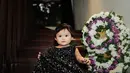 <p>Pada usia 9 bulan, Ameena tampil makin stylish dengan mengenakan busana blink-blink. [Foto: Instagram.com/attahalilintar]</p>