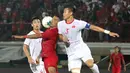 Striker Timnas Indonesia, Beto Goncalves, berebut bola dengan kapten Timnas Vietnam, Que Ngoc Hai, pada laga Kualifikasi Piala Dunia 2022 di Stadion Kapten I Wayan Dipta, Bali, Selasa (15/10). Indonesia kalah 1-3 dari Vietnam. (AFP/Aditya Wany)
