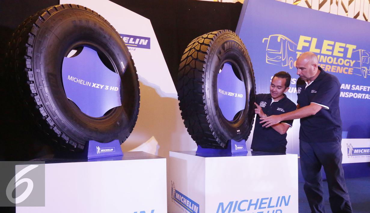 Commercial Director Ban Truk dan Bus PT Michelin Indonesia, Sylvain Selves (kanan) dan Marketing Director PT Michelin Indonesia, Putu Yudha saat memperkenalkan Michelin XZY 3HD dan Michelin XDY 3HD Jakarta, Senin (16/5). (Liputan6.com/Angga Yuniar)