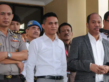 Ketua tim hukum Basuki Tjahaja Purnama atau Ahok, Sirra Prayuna memberikan keterangan pers di Bareskrim Mabes Polri, Jakarta, Selasa (15/11). Dalam gelar perkara kasus dugaan penistaan agama, Ahok dipastikan tidak hadir. (Liputan6.com/Helmi Afandi)