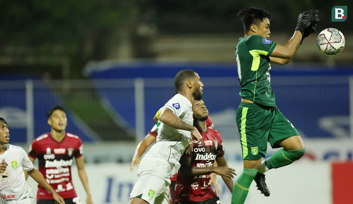 Kiper berusia 20 tahun itu mampu membuat lini serang Serdadu Tridatu gigit jari lantaran gagal mencetak sebiji gol pun di laga tersebut. (Bola.com/M Iqbal Ichsan)