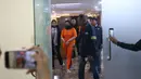 Polda Metro Jaya juga membuka posko pengaduan korban Wedding Organizer yang dikelola oleh Ayu Puspita. Tampak dalam foto, Ayu Puspita, pemilik Wedding Organizer by Ayu Puspita (tengah), digelandang petugas dari unit Kriminal Umum Polda Metro Jaya sesaat rilis di Gedung Ditreskrimum Polda Metro Jaya, Sabtu (13/12/2025). (Kapanlagi.com/Budy Santoso)