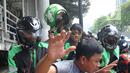 Pengemudi ojek online mengamankan terduga copet untuk diamankan ke Mapolda Metro Jaya di Jalan Jenderal Sudirman, Jakarta (2/4). (Merdeka.com/Arie Basuki)