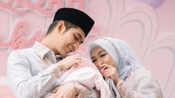 Ria Ricis dan Teuku Ryan memandang Moana dengan penuh cinta. (Sumber: YouTube/Ricis Official)