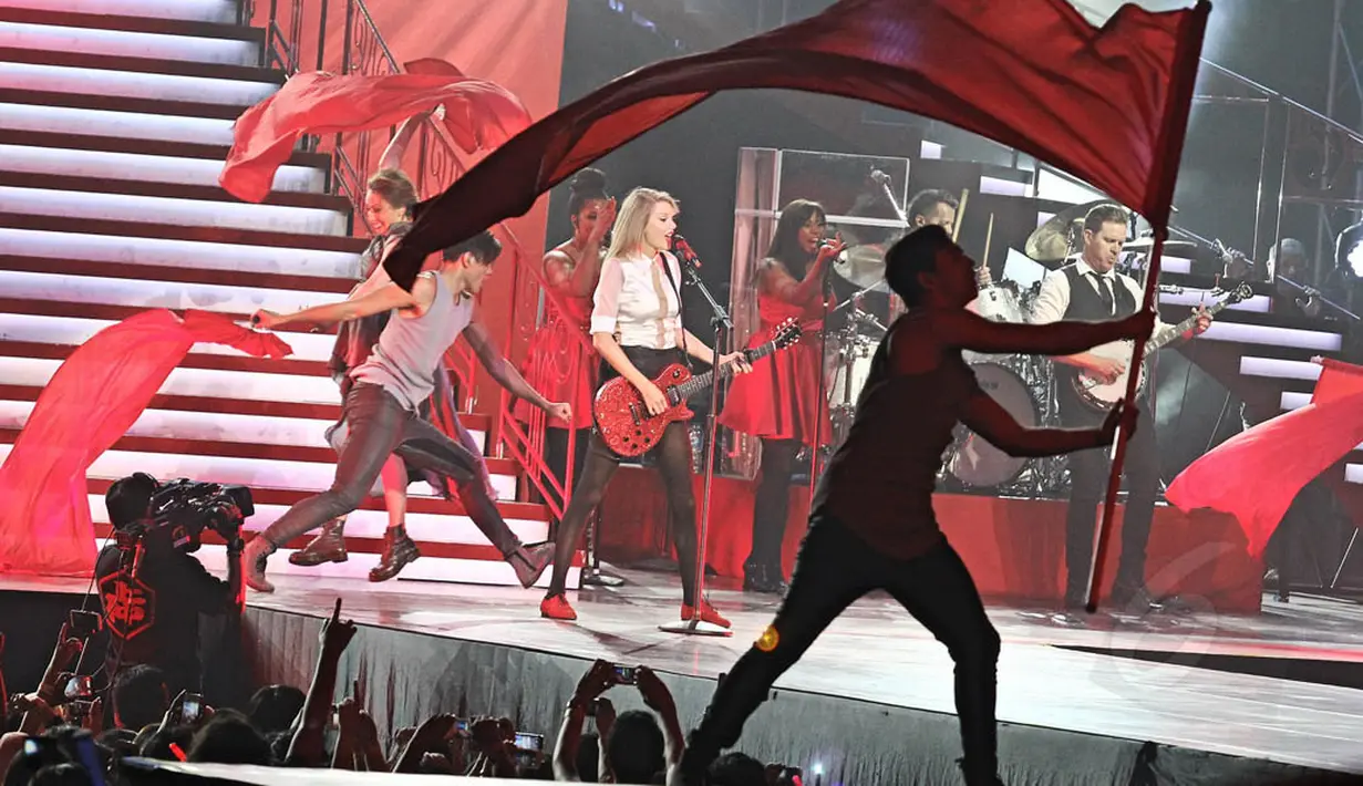 Hadirnya penari latar yang berkoreografi sangat mendukung lagu, suasana dan aksi panggung Taylor Swift pun makin semarak (Liputan6.com/Faizal Fanani)