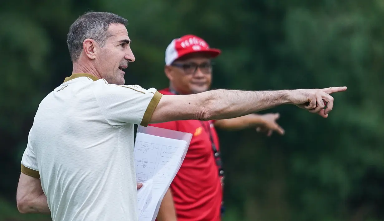 Mantan pelatih Tim Skotlandia, Kilmarnock ini memulai latihan dengan sesi conditional strength, dilanjutkan dengan latihan rondo, dan materi finishing. Sebelum bertemu langsung, Angelo sering berkomunikasi dengan Sudirman dan menyisipkan sejumlah materi latihan. (Foto: Dok. Persija Jakarta)