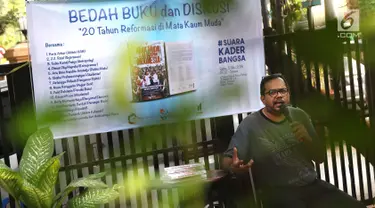 Aktivis HAM Haris Azhar menjadi pembicara dalam bedah buku dan diskusi bertajuk “20 Tahun Reformasi di Mata Kaum Muda”, Jakarta (5/5). Acara mengulas pandangan peran generasi muda Indonesia sebagai insan penerus bangsa. (Liputan6.com/Immanuel Antonius)