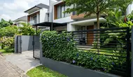 8 Ide Pagar Depan Rumah dari Kombinasi Besi Hollow dan Tanaman Rambat, Modern dan Asri