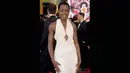 Lupita Nyong'o tampil berkilau dalam gaun mutiara Calvin Klein di Academy Awards ke-87 yang digelar di Dolby Theatre, Hollywood, California, AS, Minggu (22/2/2015) malam. (Kevork Djansezian/Getty Images/AFP)