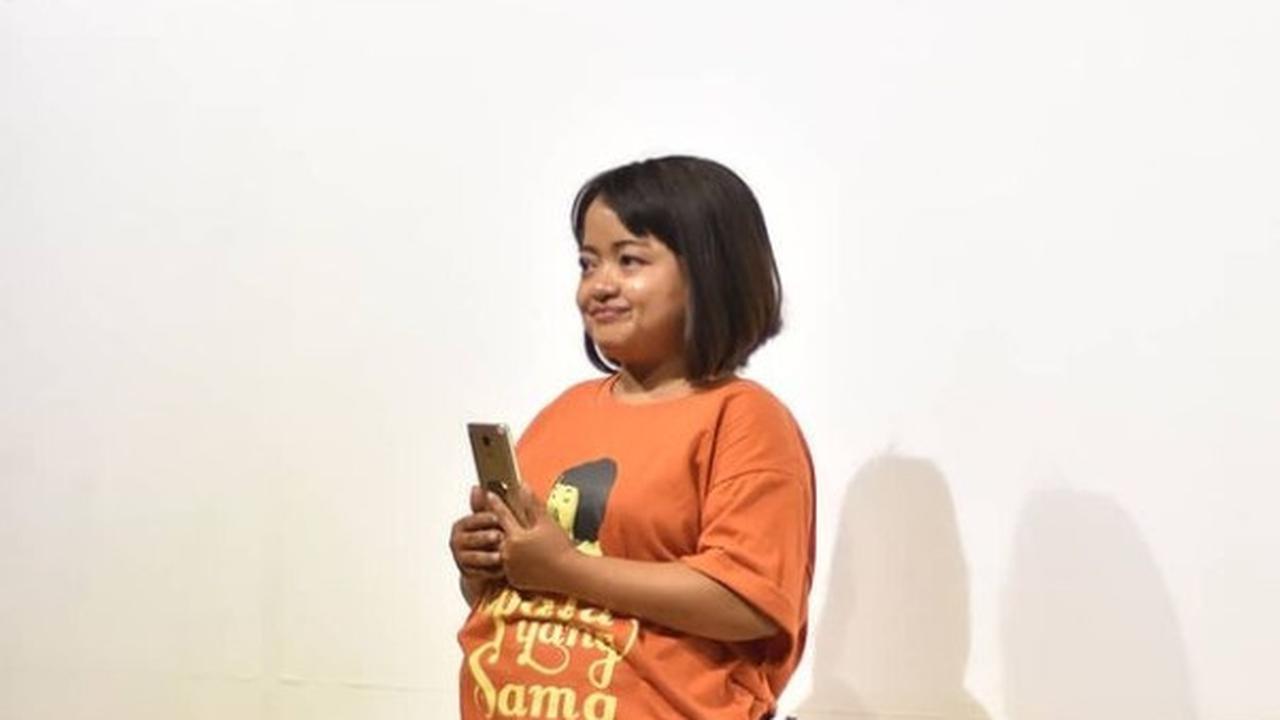 Ayol pornoni korib, onanizm bilan shugullanadi