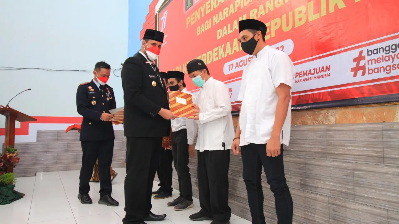 Wali Kota Probolinggo Habib Hadi Zainal Abidin menyerahkan remisi ke warga binasan LP kota Probolinggo (Istimewa)