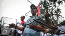 Nelayan menunjukan ikan saat menggelar aksi Tolak Reklamasi Teluk Jakarta di Depan Istana, Jakarta, Senin (19/9). Dalam aksinya mereka menolak pelaksanaan reklamasi Teluk Jakarta meski pemerintah sepakat melanjutkannya. (Liputan6.com/Faizal Fanani)