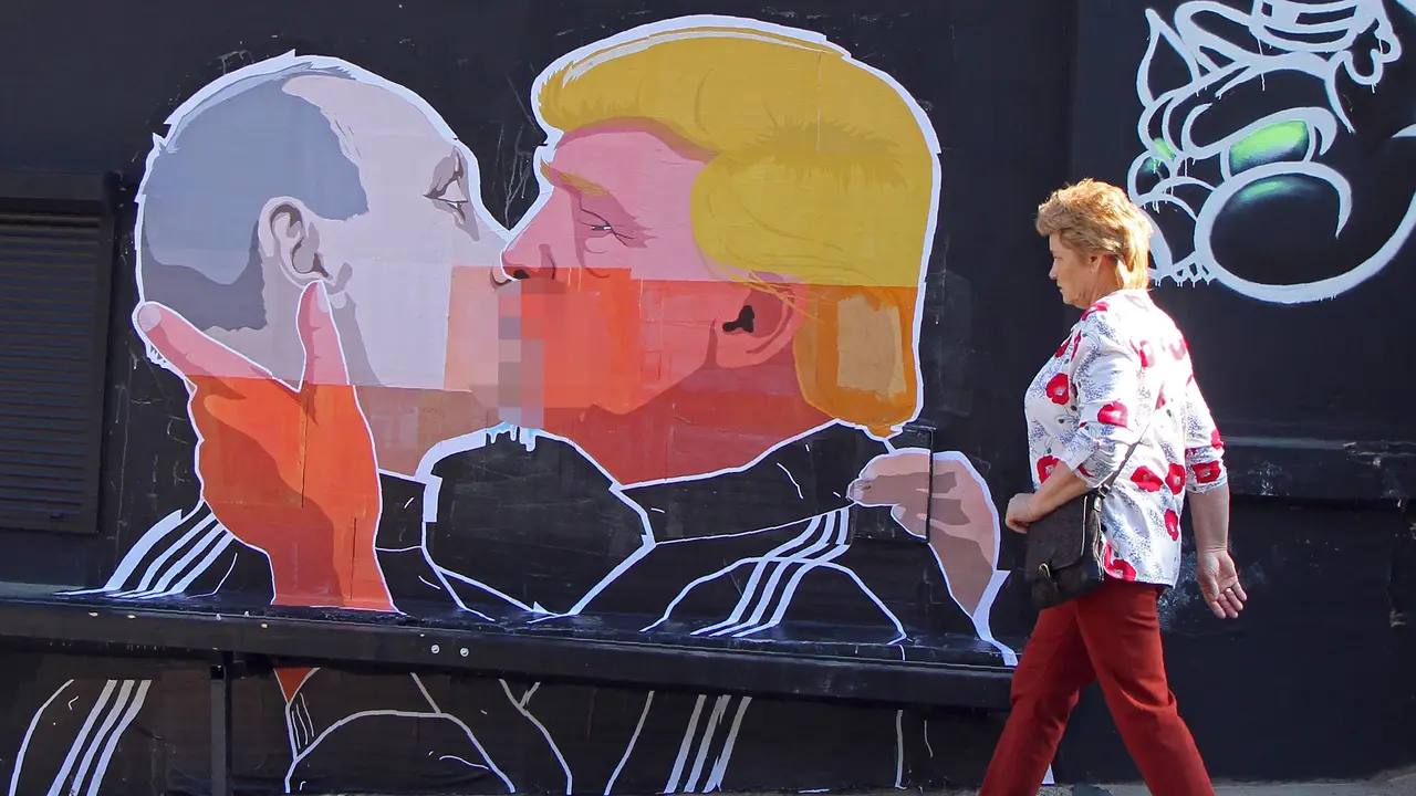 20160513-Mural-Lithuania-Vladimir-Putin-Donald-Trump-AFP