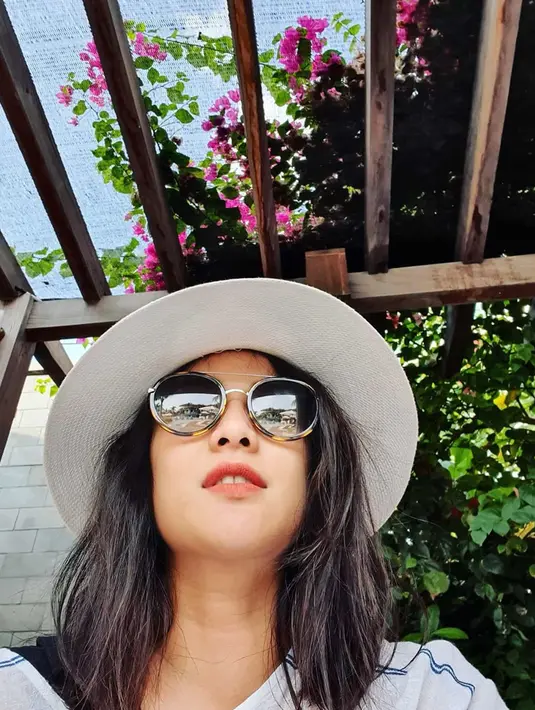Memakai topi bundar dan juga memakai kacamata hitam. Memang menjadi perpaduan yang pas saat liburan ke Labuan Bajo. Dian Sastro pun menginap di sebuah hotel yang sering menjadi pilihan selebriti saat berkunjung ke sini. (Liputan6.com/IG/@therealdisastr)