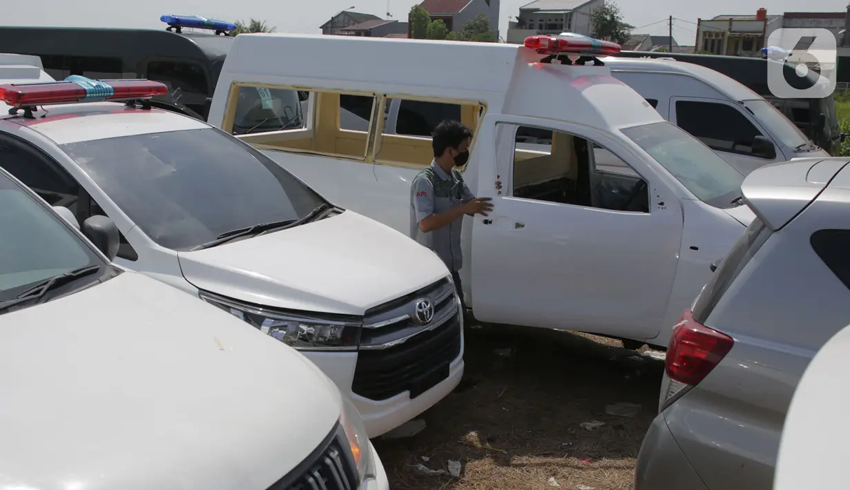 Pekerja memeriksa mobil ambulans di Babelan, Kabupaten Bekasi, Jawa Barat, Minggu (27/9/2020). Perakitan mobil ambulans meningkat 100 persen menjadi 700 unit saat pandemi COVID-19 dengan harga Rp 20 juta hingga Rp 1,5 milliar. (Liputan6.com/Herman Zakharia)