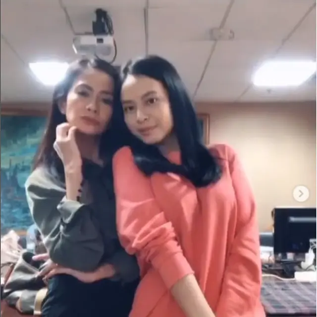 Mirip Bak Kembar, Ini 6 Potret Kebersamaan Hanggini dan Ersa Mayori