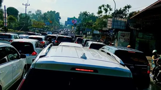 Volume kendaraan arah Jakarta menuju kawasan Puncak, Bogor, Jawa Barat mulai mengalami peningkatan, Minggu pagi (23/4/2023) atau hari kedua Lebaran Idul Fitri.