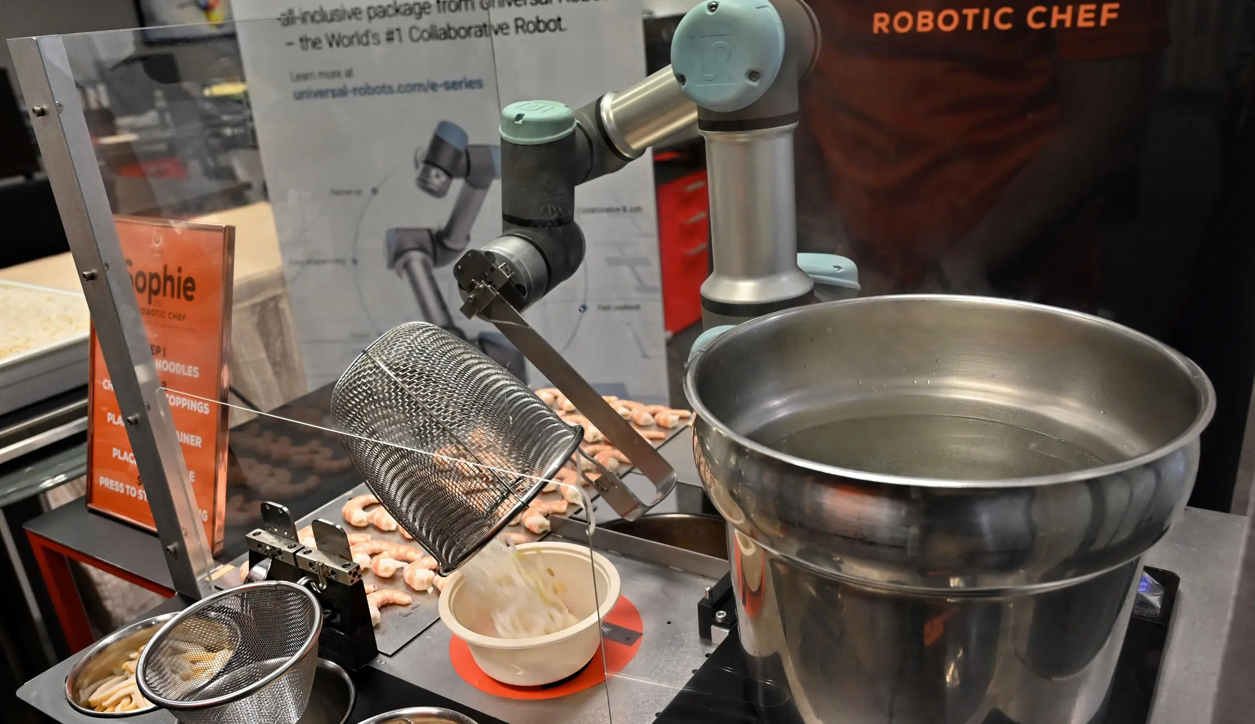FOTO: Ada Robot Koki Penyaji Laksa di Singapura