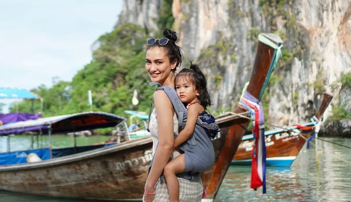 Atiqah dan sang suami juga sering membawa sang buah hati Salma Jihane Putri Dewanto berlibur. Bahkan, Atiqah sering mengunggah momen liburannya bersama sang buah hati di akun Instagram pribadinya. (Liputan6.com/IG/@riodewanto)