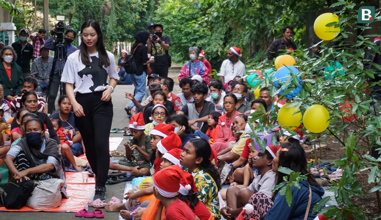 Dalam menyambut perayaan Natal 2022, wanita yang acap disapa Clia ini melakukan aksi sosial berbagi kasih dengan anak-anak jalanan di Jakarta. (Bola.com/Bagaskara Lazuardi)