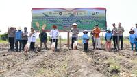 Pemkab bersama Polresta Banyuwangi kembali melakukan tanam jagung serentak di areal persawahan Lingkungan Wonosari, Kelurahan Sobo, Banyuwangi, Rabu (8/10/2025). Foto: Pemkab Banyuwangi