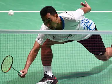 Pebulu tangkis putra Indonesia, Tommy Sugiarto berusaha mengembalikan kok ke tunggal putra India, Sai Praneeth Bhamidipati pada babak perempat final Jepang Terbuka 2019 di Tokyo, Jumat (26/7/2019). Tommy Sugiarto gagal melaju ke semifinal setelah kalah 12-21 dan 15-21. (Toshifumi KITAMURA/AFP)