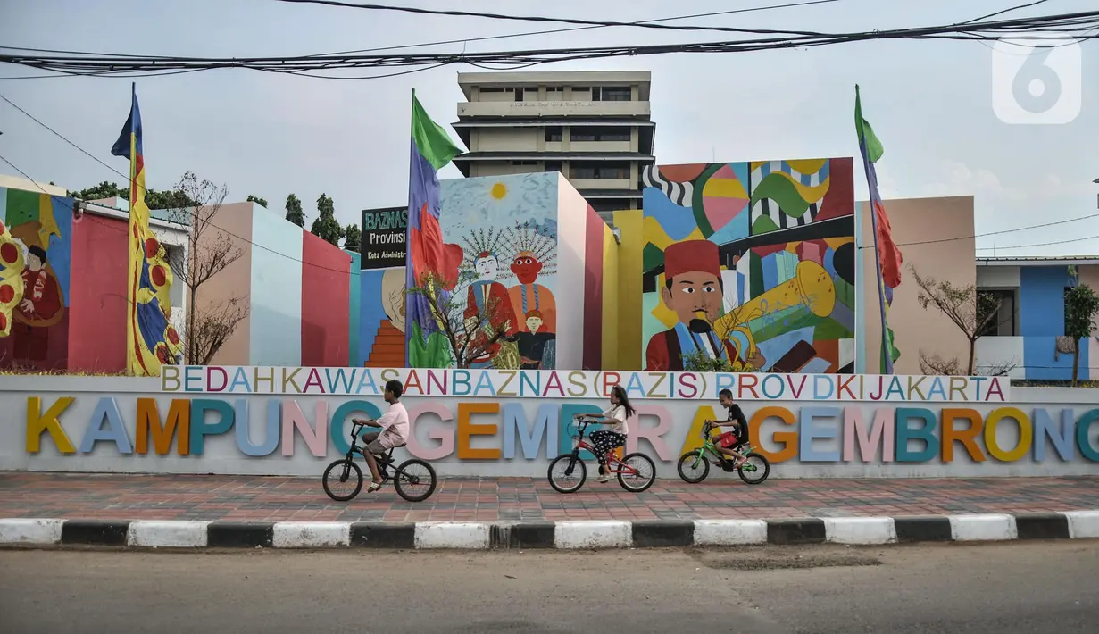 Anak-anak saat bermain di Kampung Gembira Gembrong, Cipinang Besar Utara, Jakarta Timur, Minggu (9/10/2022). Pasca diresmikan oleh Gubernur DKI Jakarta pada Jumat (7/10) kemarin, warga korban kebakaran yang sebelumnya mengungsi di Rusun Cipinamg Besar Utara kini mulai kembali menghuni Kampung Gembira Gembrong. (merdeka.com/Iqbal S. Nugroho)