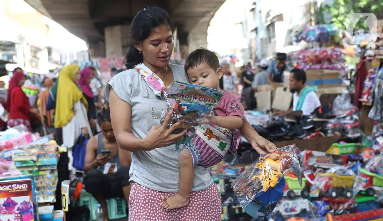 Pembeli melihat mainan produk China di Pasar Pagi Jakarta, Rabu (29/1/2020). Kasubdit Komunikasi Bea dan cukai, Deni Surjantoro mengatakan hingga kini belum ada barang dari China yang masuk ke Indonesia terindikasi membawa virus-virus aneh setelah mewabahnya virus corona. (Liputan6.com/Angga Yuniar)