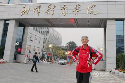 Kakek Zhang adalah orang yang penuh semangat untuk terus belajar | Photo: Copyright shanghaiist.com