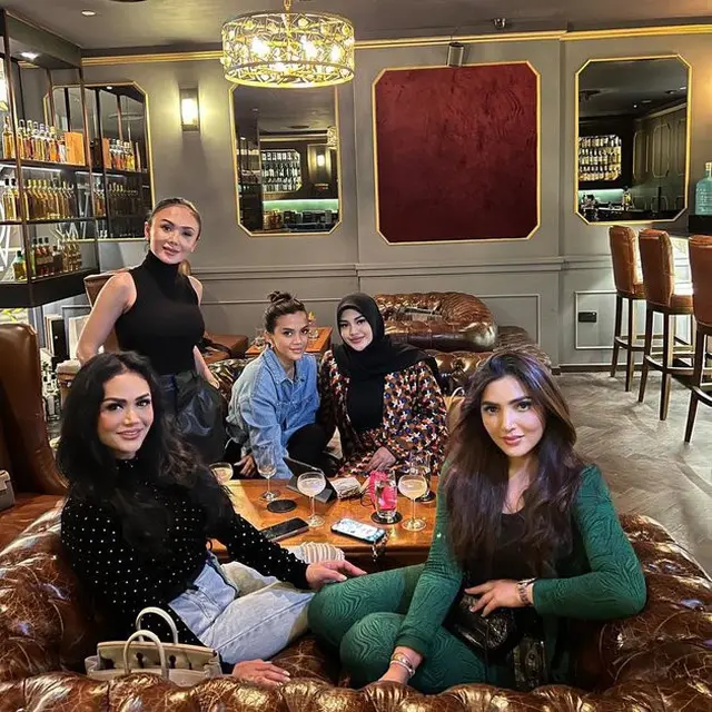 7 Potret Lebaran Krisdayanti dan Ashanty di Singapura, Berkumpul Bersama Anak