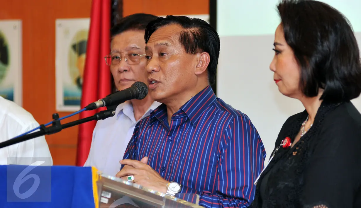 Ketua Pansel, Imam Sudjarwo (tengah) bersama Yenti Garnasih (kanan) saat mengumumkan pembentukan panitia seleksi calon anggota Kompolnas, Jakarta, (8/1). Pendaftaran calon anggota Kompolnas dimulai Senin, 11 Januari 2016. (Liputan6.com/Yoppy Renato)