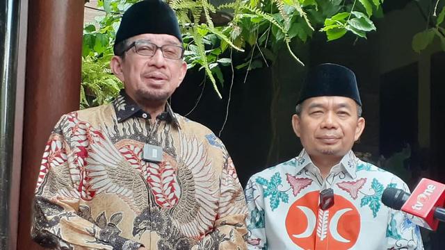 Ketua Majelis Syura Partai Keadilan Sejahtera (PKS) Dr Salim Segaf Al-Jufri bersama Ketua Fraksi PKS DPR Jazuli Juwaini.
