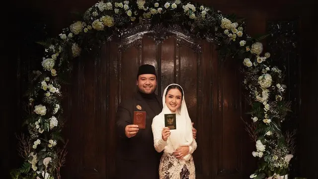 6 Gaya Sederhana Cita Citata dan Didi Mahardika dalam Foto Akad Nikah yang Baru Terungkap