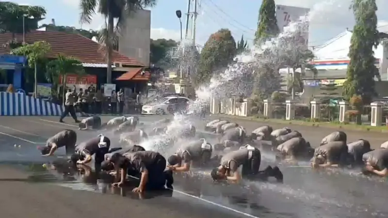 Puluhan anggota polres Tasikmalaya sampai terguling mendapat semburan air dari semburan water canon dalam perayaan kenaikan pangkat puluhan anggota Polres Tasikmaaya.