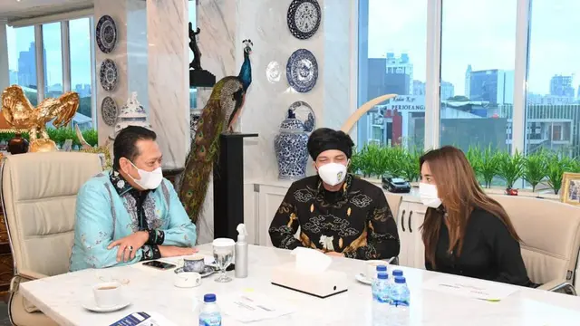 Atta Halilintar dan Aurel Hermansyah bertemu dengan Ketua MPR Bambang Soesatyo (Istimewa)