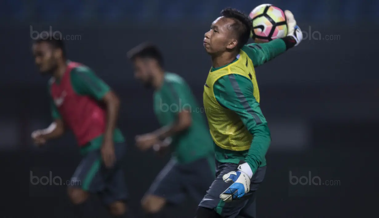 Kiper Timnas Indonesia, Awan Setho, bersiap melempar bola saat latihan di Stadion Patriot, Bekasi, Senin (2/10/2017). Latihan ini merupakan persiapan jelang laga persahabatan melawan Kamboja. (Bola.com/Vitalis Yogi Trisna)