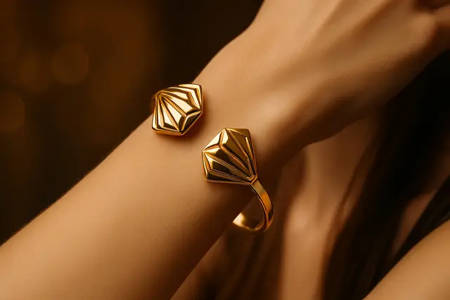 4. Gelang Emas Kerang Geometris