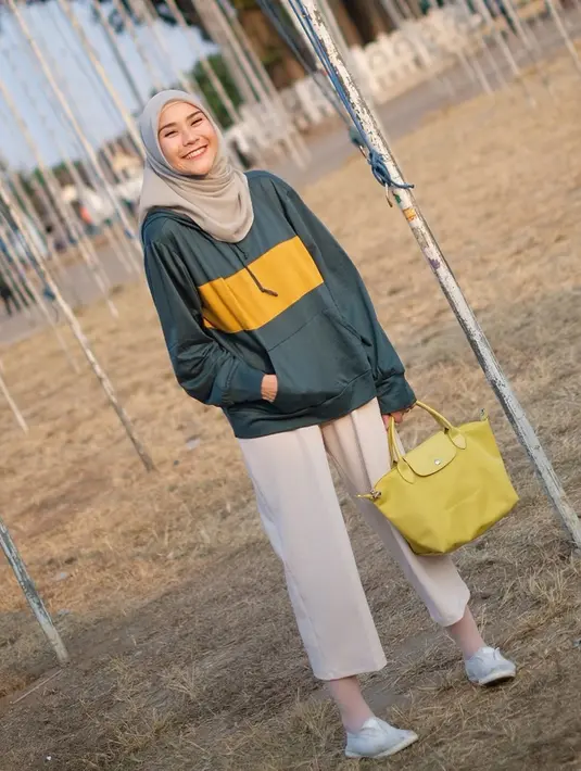Sejak mantap beralih profesi jadi pebisnis, Zaskia Adya Mecca memang tak lagi aktif di industri hiburan yang membesarkan namanya. Kini ia memilih fokus mengurus bisnisnya yang bergerak di bidang mode. Alhasil, Zaskia sering mempromosikan produknya di Instagram. (Liputan6.com/IG/@zaskiadyamecca)