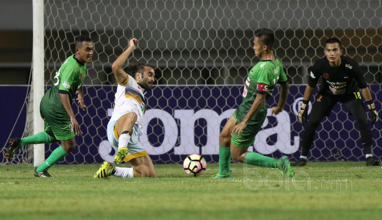 Pemain Persela Lamongan, Jose Barbosa terjatuh berebut bola dengan pemain PS TNI pada Liga 1 2017 di Stadion Pakansari, Bogor, Sabtu (27/5/2017).  (Bola.com/Nicklas Hanoatubun)