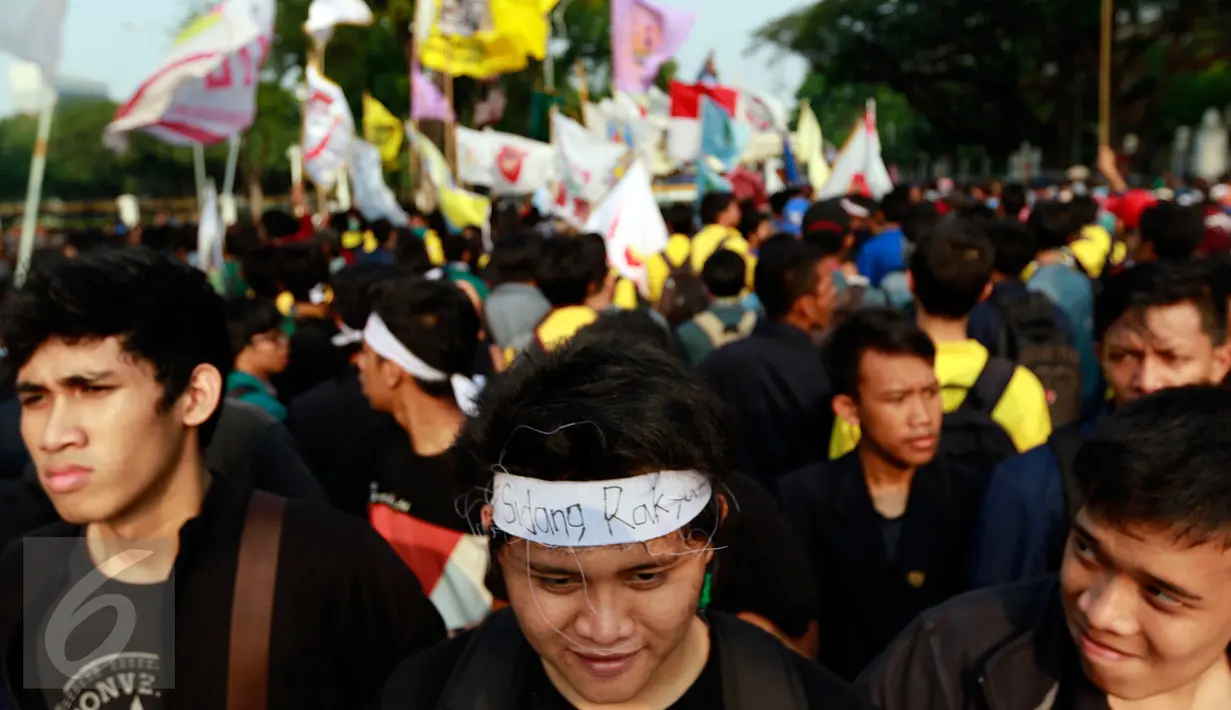 Badan Eksekutif Mahasiswa Seluruh Indonesia (BEM-SI) menggelar aksi di depan Istana Negara, Jakarta, Rabu (28/10/2015). Aksi tersebut untuk menyampaikan aspirasi terkait setahun kinerja pemerintah. (Liputan6.com/Yoppy Renato)