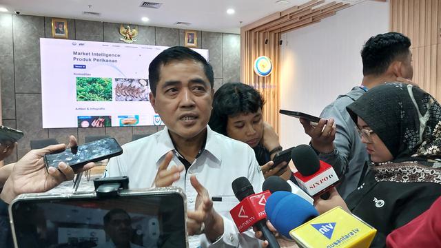 Direktur Jenderal Penguatan Daya Saing Produk Kelautan dan Perikanan KKP Budi Sulistiyo berbicara mengenai menu Makan Bergizi Gratis di Kantor KKP, Jakarta, Senin (11/11/2024). (Arief/Liputan6.com)