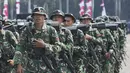 Penempatan personel TNI ini diharapkan bisa menenangkan masyarakat sekaligus memastikan aktivitas publik tetap berjalan lancar di tengah situasi aksi unjuk rasa yang memanas dalam beberapa hari terakhir. (AP Photo/Tatan Syuflana)