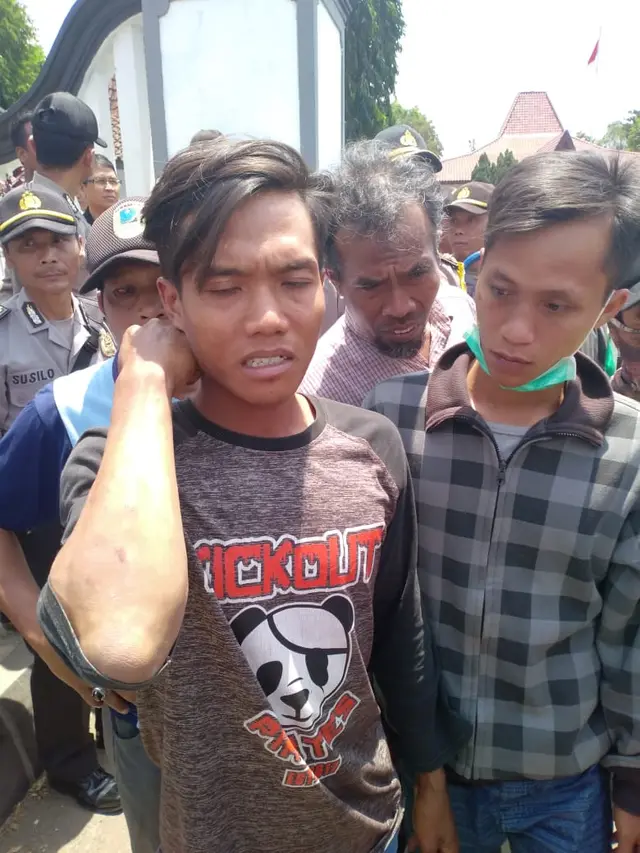 Warga terluka dalam bentrok TNI dengan warga di Brecong, Buluspesantren, Kebumen. (Foto: Liputan6.com/Widodo Sunu/Muhamad Ridlo)