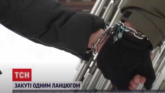 Sepasang kekasih asal Ukraina sengaja merantai tangan untuk menguji cinta mereka (dok.YouTube)